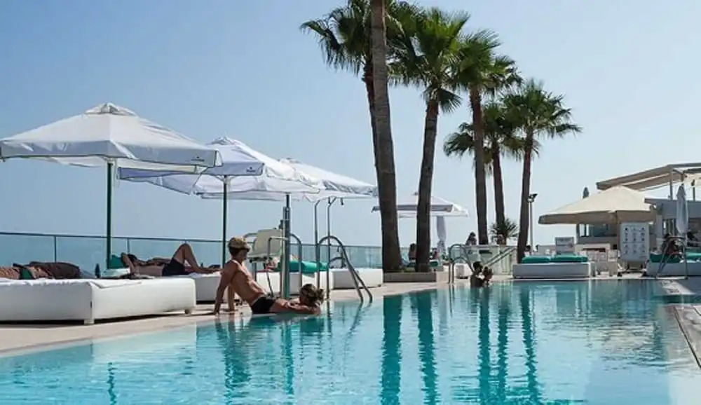First Line Beach Mar y Sol Lubina