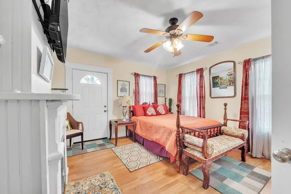 Walk to Beach & Old Town - Bay St. Louis Retreat