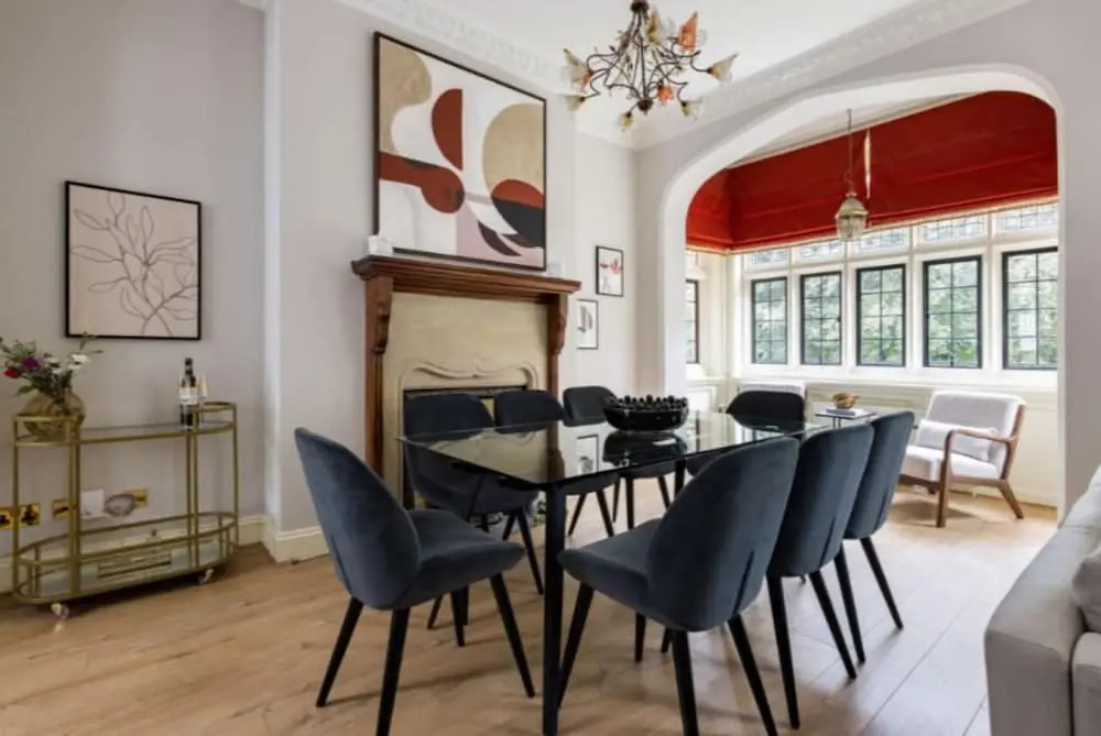 The Woking Wonder - Captivating 3BDR Flat with Parking