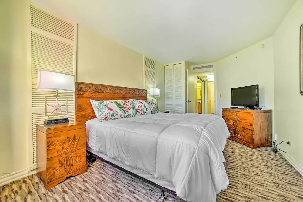 Cute Beachfront Condo w/ Lanai & Resort Pools