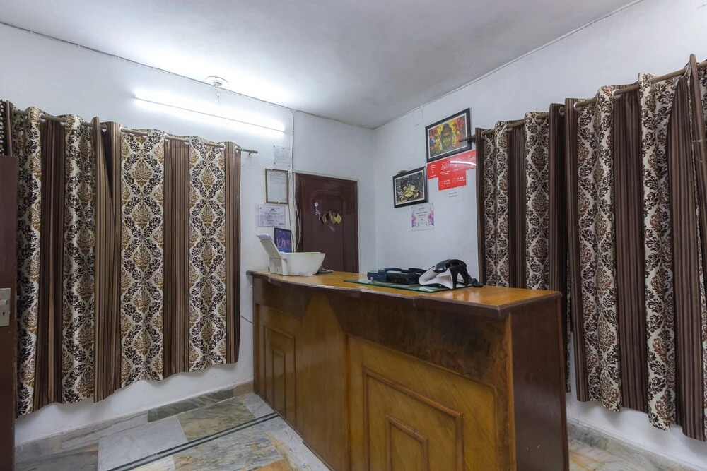 OYO 8951 Hotel Royal Regency