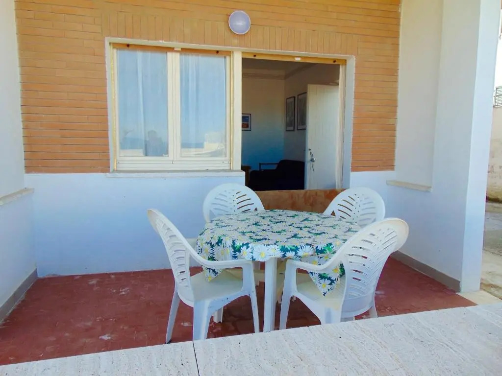 M263 - Marcelli, trilocale con portico fronte mare