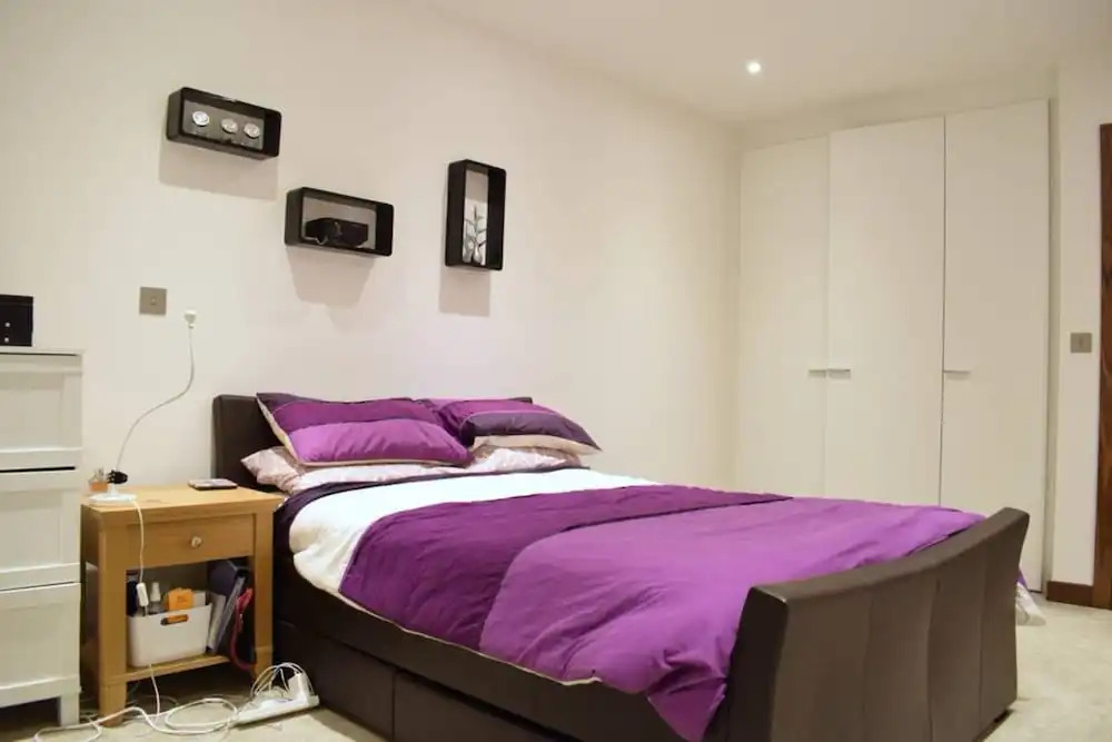 1 Bedroom Apartment Accommodates 4 in Kilburn