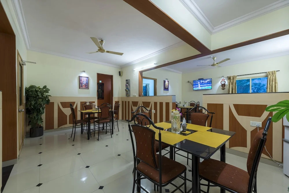 Hotel Raj Comforts - Golf View