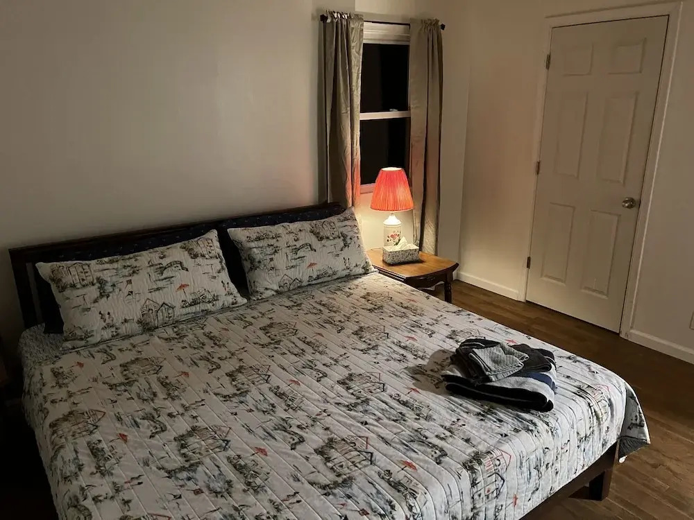 Boat House Ground Floor #2 - 1 Br Waterfront, Wifi 1 Bedroom Apts by RedAwning