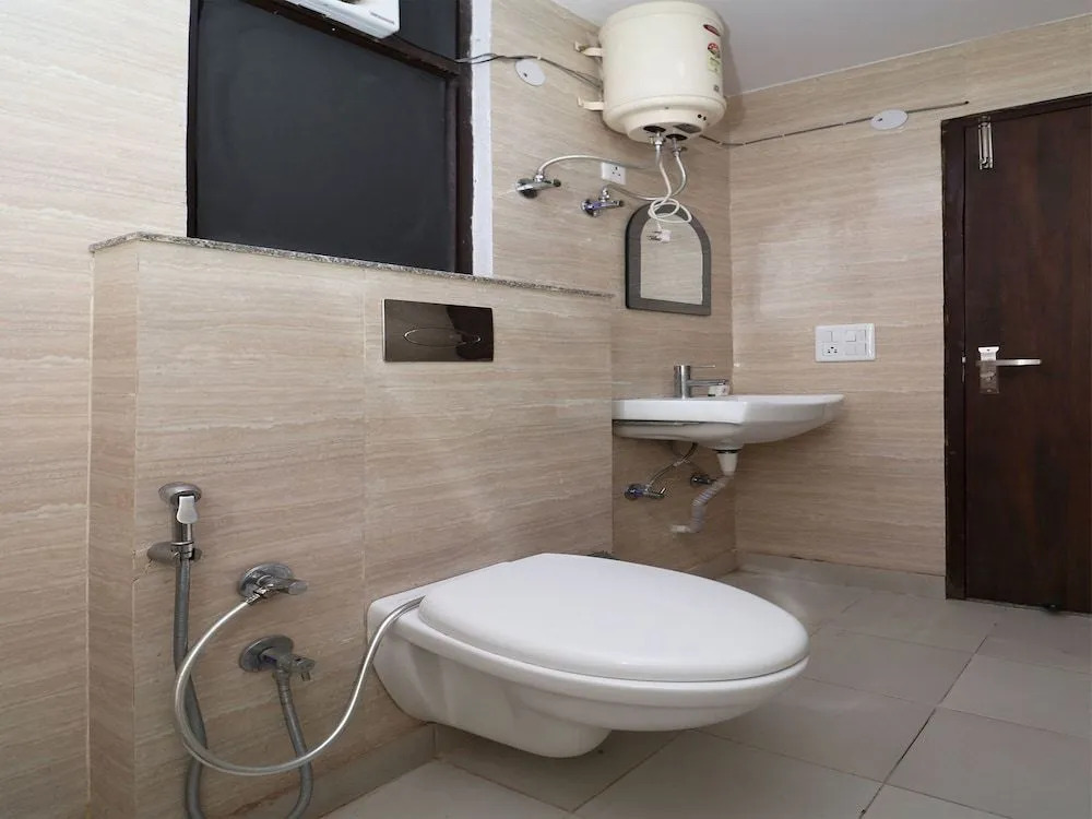 OYO 13301 Mayesha residency