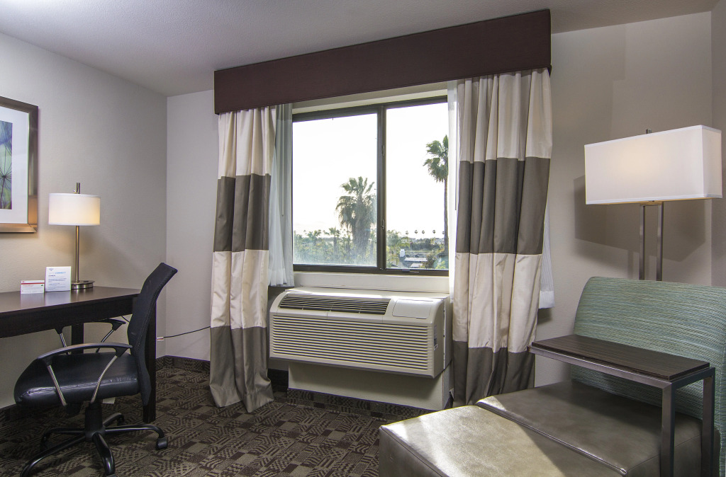 Holiday Inn Express & Suites Carlsbad Beach by IHG