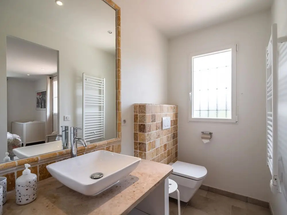Aircon Villa With 4 Suites, Swimming Pool, Walking Distance to the Center, 20 km From the Beach