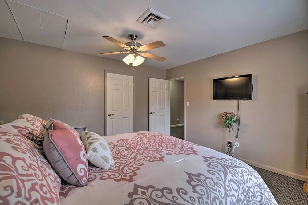 Inviting Home w/ Pool & Hot Tub on Table Rock Lake