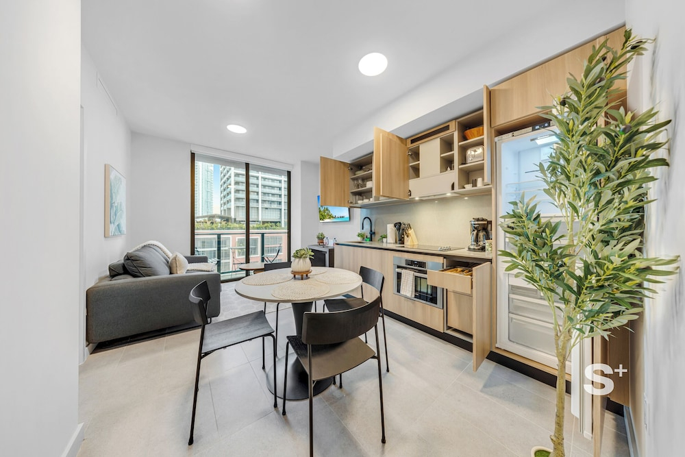 Sleek 1-BR & Den in Central Downtown