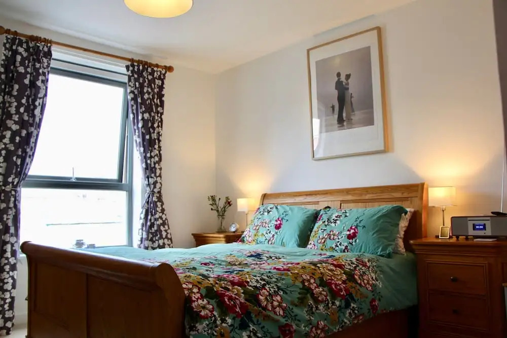 2 Bedroom Edinburgh Apartment In Great Location