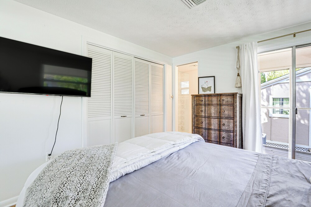 Inviting Sarasota Cottage: 5 Mi to Beach Access!