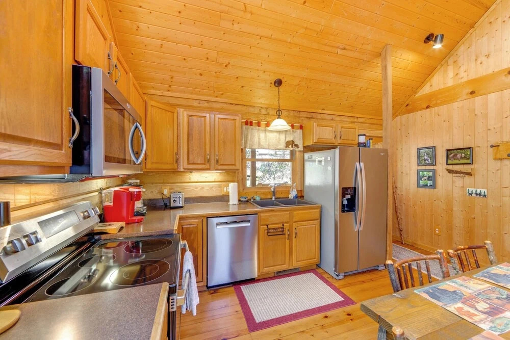 5 Mi to 9-hole Golf! Creekside Sapphire Escape
