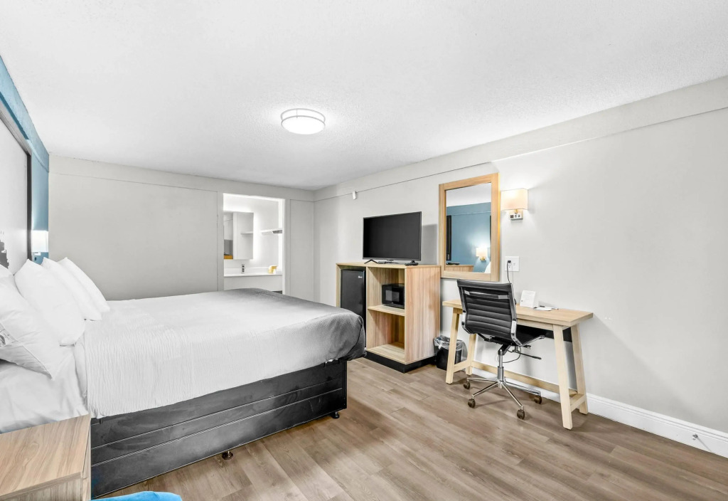 Super 8 by Wyndham Lantana West Palm Beach