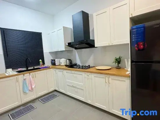 Kota Warisan Fully Air-Con 4 Bedroom Homestay
