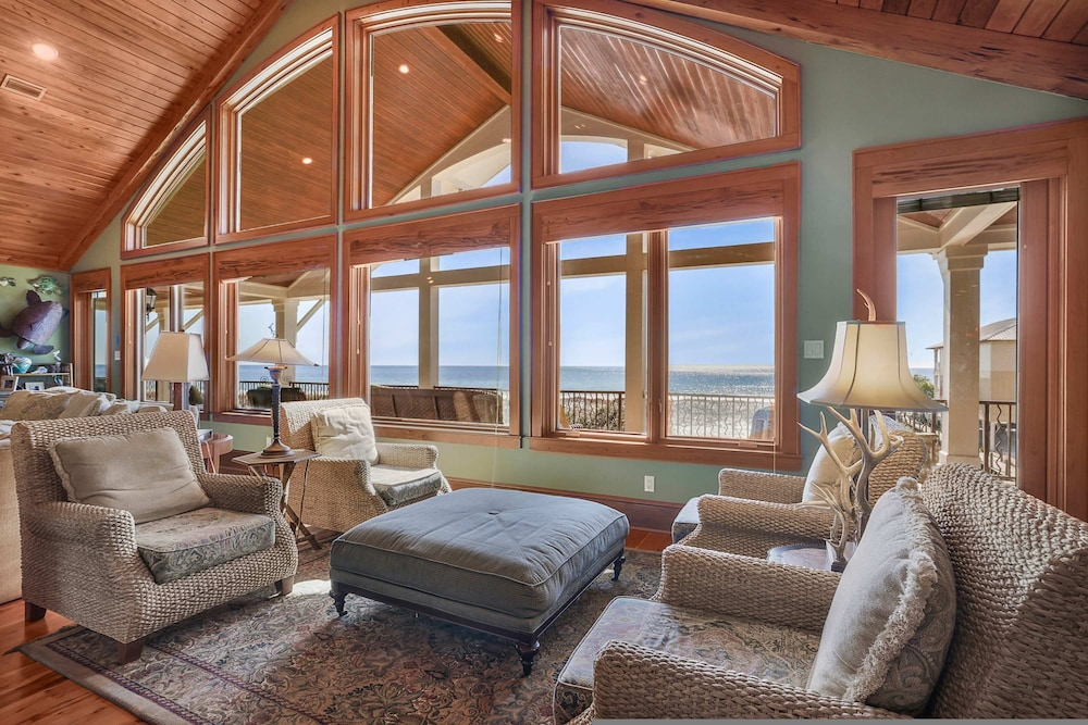 The Gayosa House 9BR Beachfront Oasis With Private Pool Hot Tub
