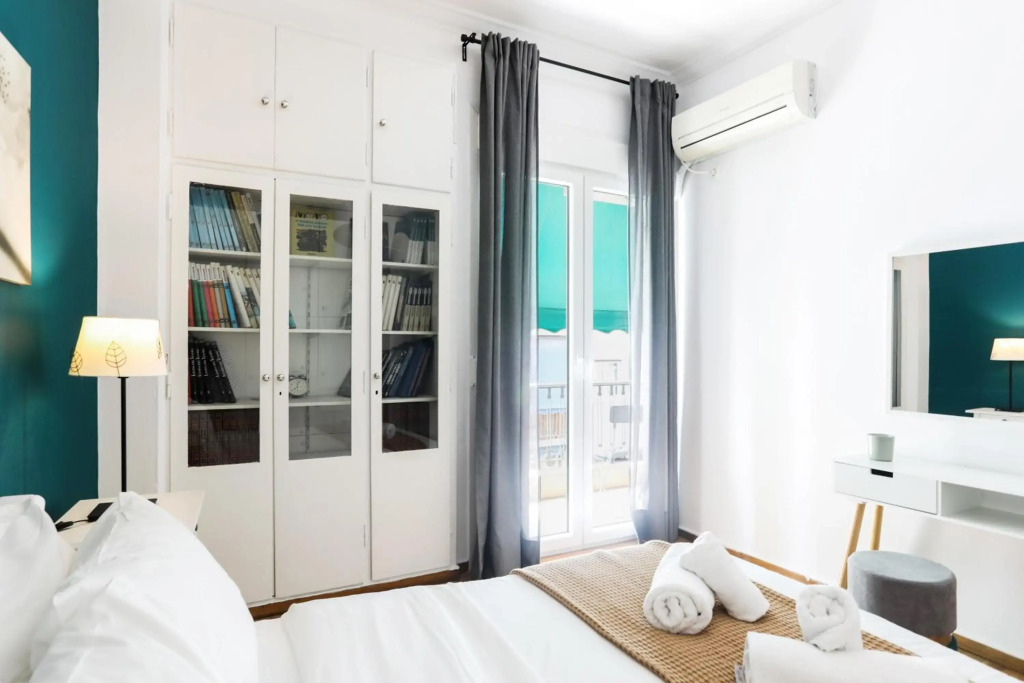 Beautifully decorated spacious aprt for 5 near Acropolis