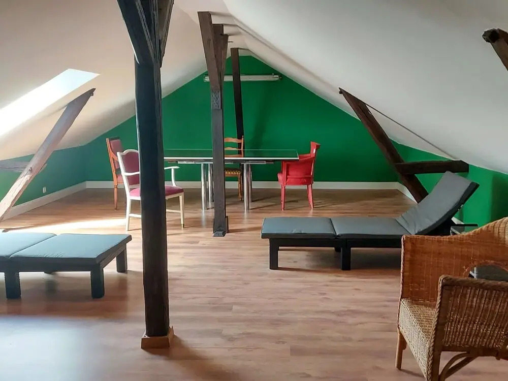 Lounge an der Kirche