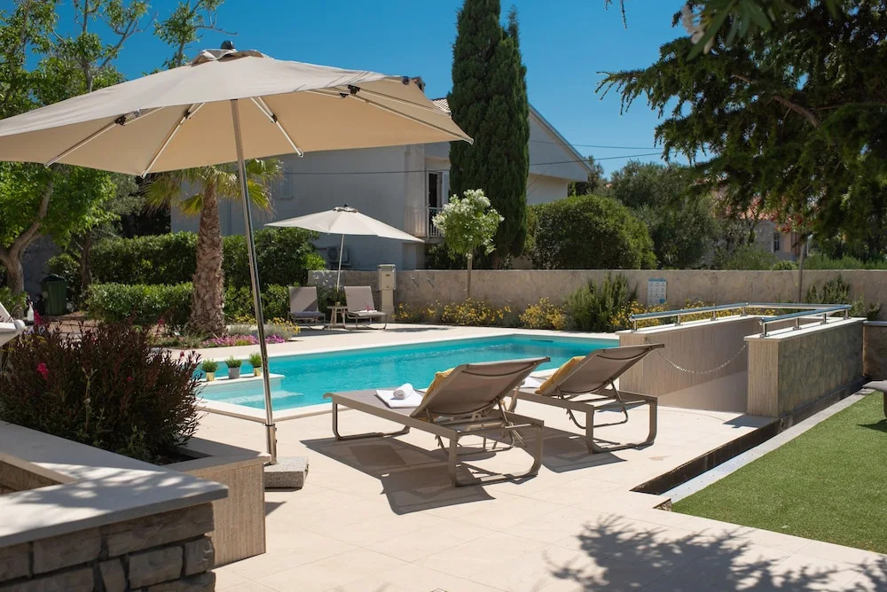 Seagull Pool Apartments & Studios