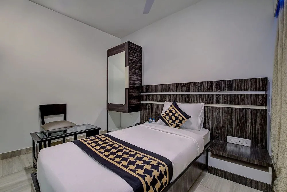 Edition O 30007 Crown Inn Panvel