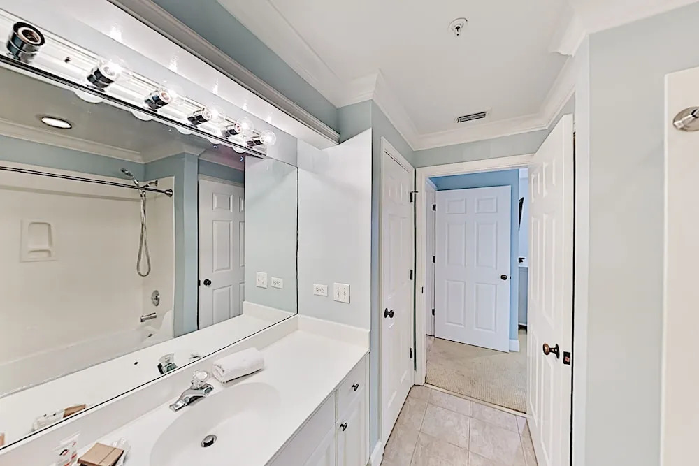 Coligny Plaza W/ Rooftop Pool, Walk To Beach 2 Bedroom Condo