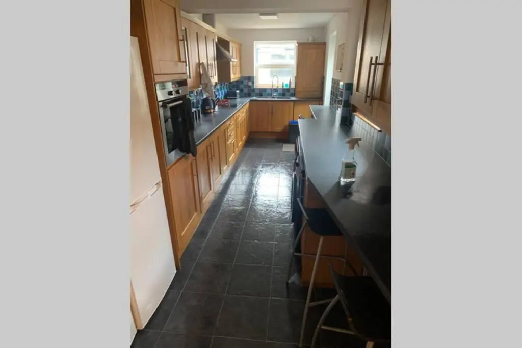 Big 6 bed house w/ 5 double beds WIFI and Netflix