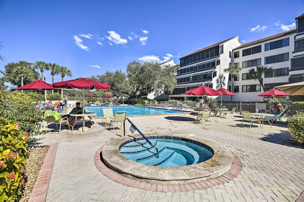 Sunny Siesta Key Condo w/ Beach Access + Pool!