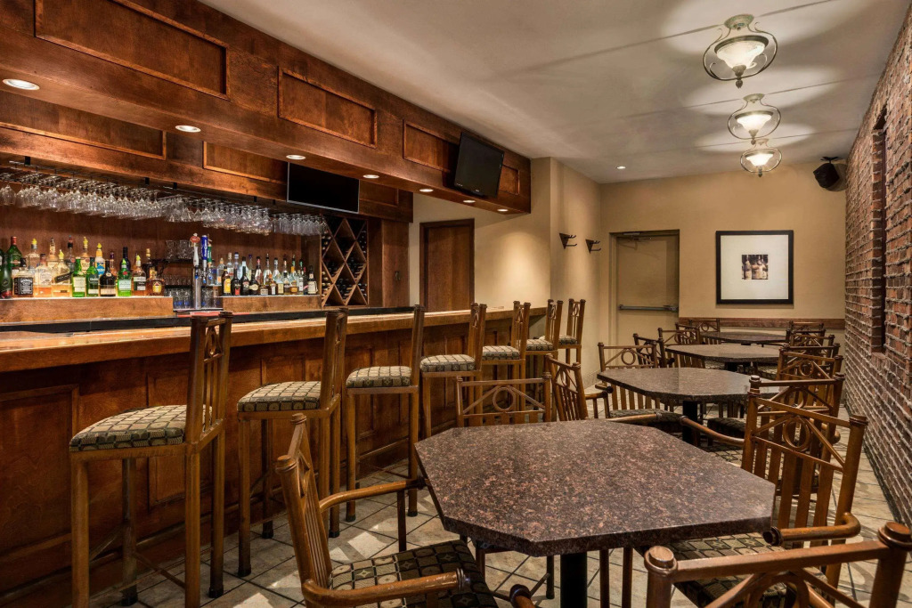 Travelodge Kingston LaSalle Hotel