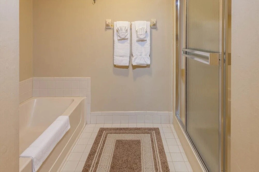 On The Harbour Condo Across From Beach! 2 Bedroom Condo by Redawning