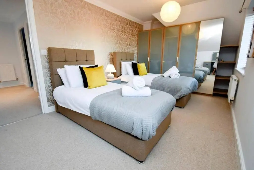 Luxury 4 Bedroom 3 Bathroom House- Sleeps up to 8 - Free Parking, Balcony, Private Garden, Super-Fast Wifi and SmartTVs with Netflix by Yoko Property
