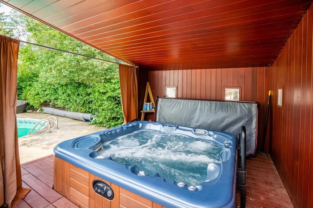 4BR Family Home - Sleeps 9 - w Private Pool Hot Tub