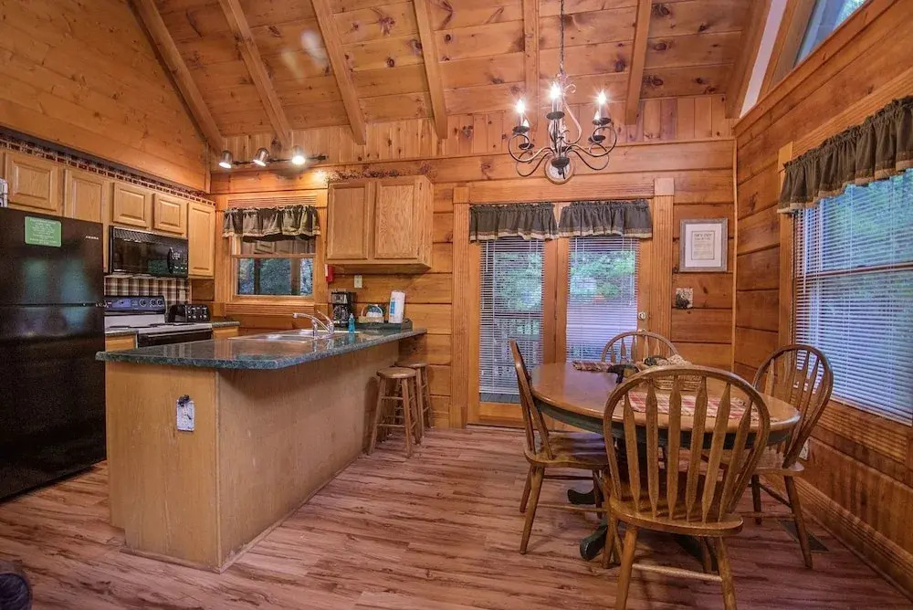 ER51 - Natures Grace Retreat - Great location, Close to all the action! cabin
