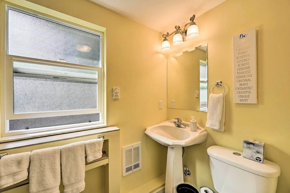 Family-friendly Kirkland Home ~ 1 Mi to Downtown