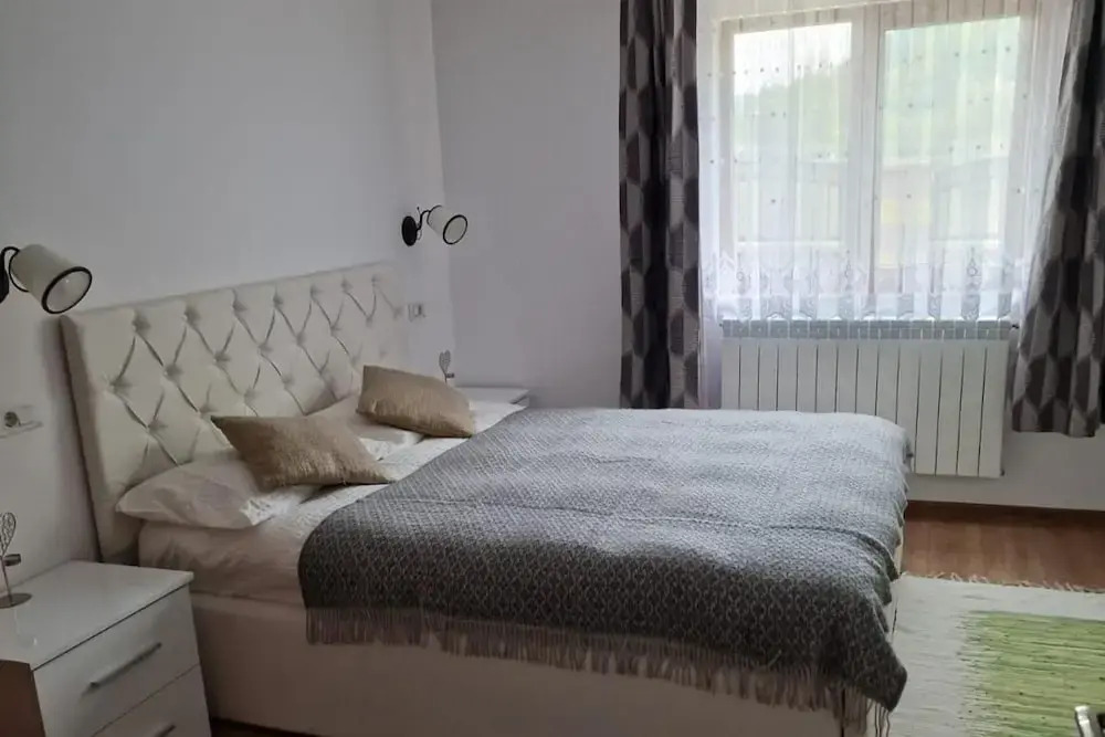Bucovina-mountainhouse-5br-fireplace-hottub-wifi