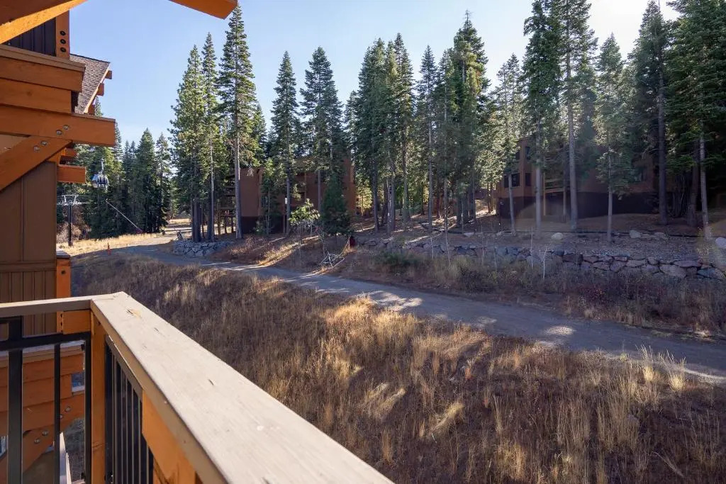 Cozy Ski-In/Ski-Out Northstar Village Residence - Big Horn 408