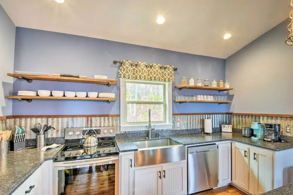 Hiawassee Home w/ Views < 1 Mi to Lake Chatuge