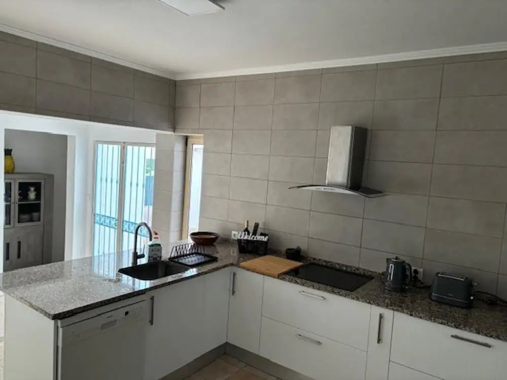 Inviting 4-bed Villa in Guia