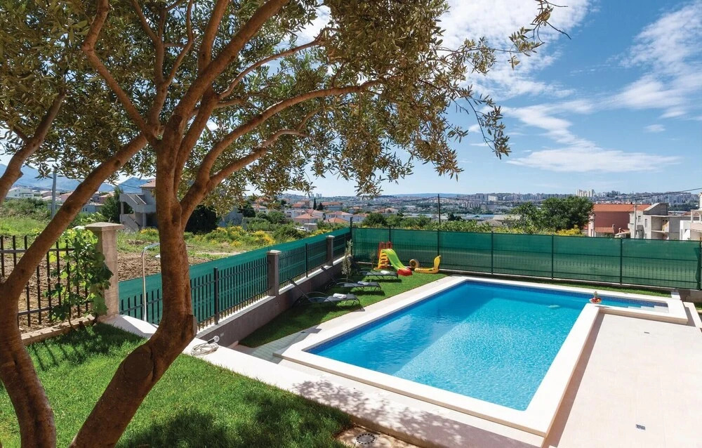 Awesome Home in Solin with WiFi, 8 Bedrooms & Hot Tub
