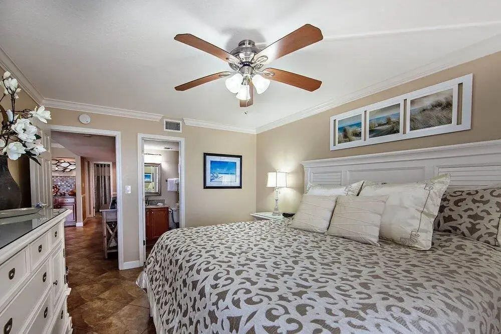 Gulf Shore Condo #304 - 2 Br condo by RedAwning