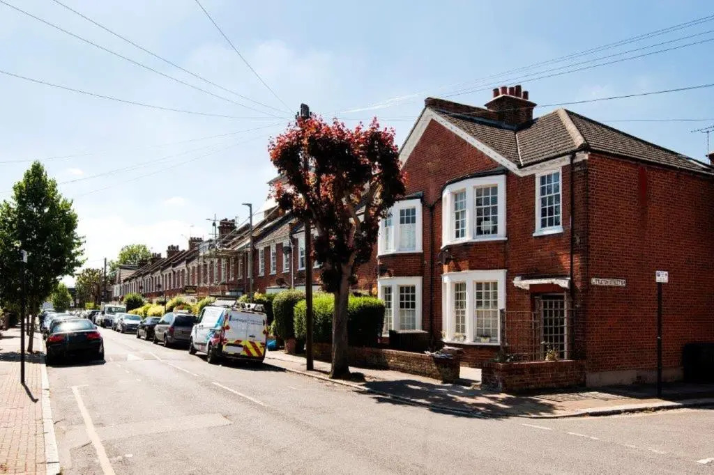 Modern Family Home in London Close to Amenities and Train