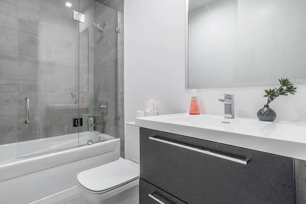 Spacious & Private 3 BDR Luxury Condo in Downtown