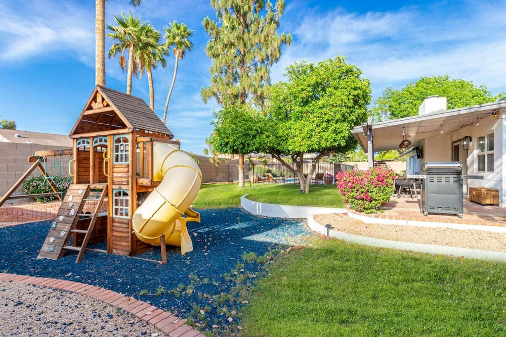 Corrine Family Oasis Pool Putt Grn Bigtoy