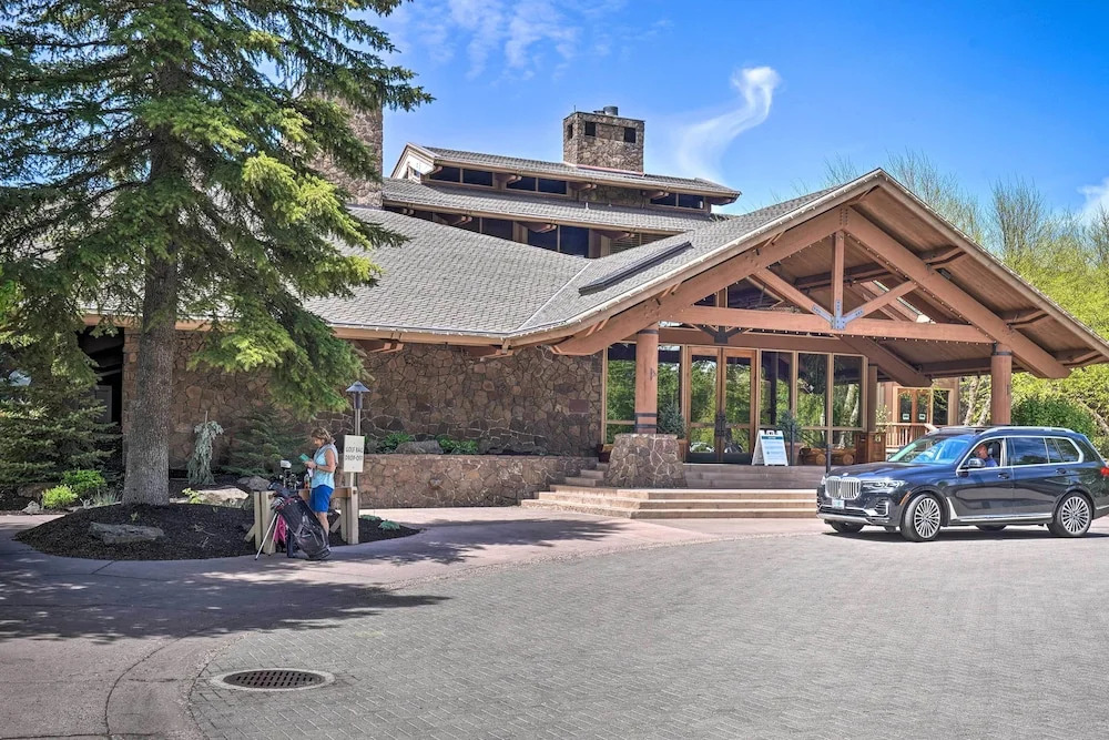 Northwest Sunriver Getaway w/ Community Amenities!