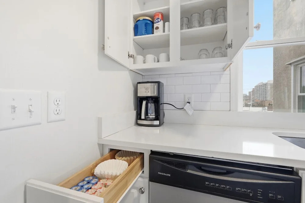 Bright 3BR Aptclose to Universities Parking