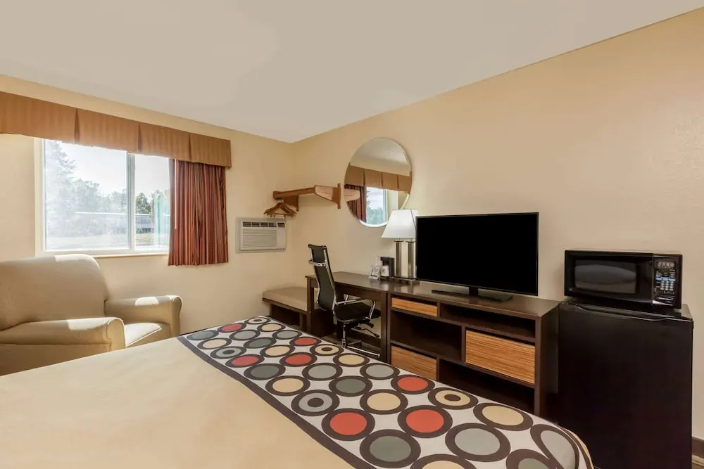 Super 8 by Wyndham Latham - Albany Airport
