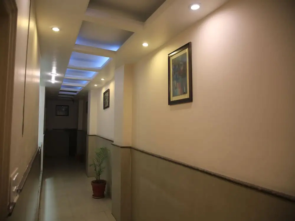 OYO 4300 Hotel The Royal Placid