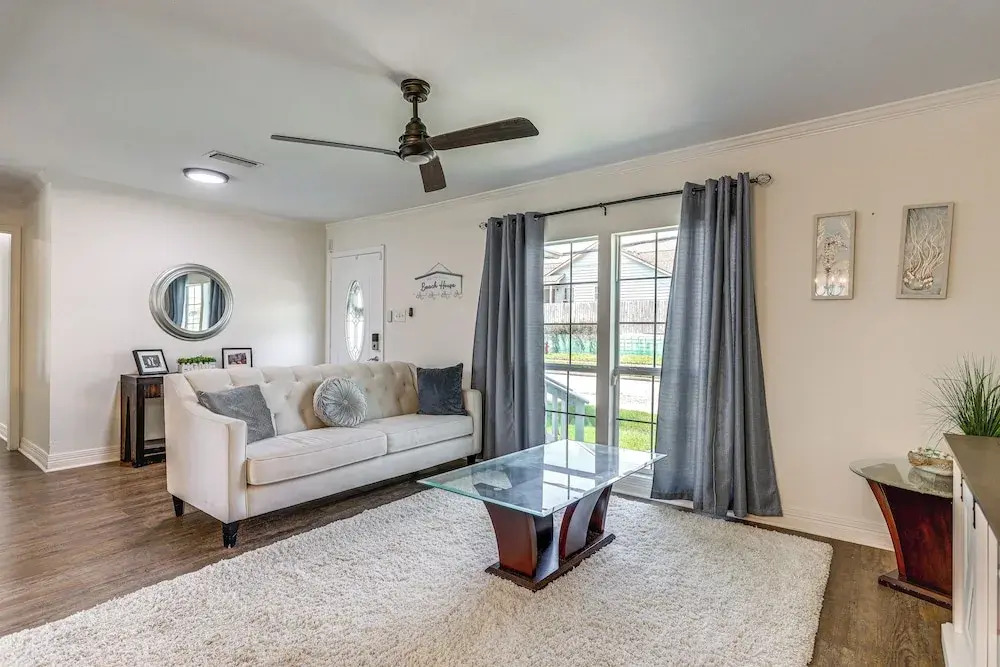 1 Mi to Moody Gardens & Beaches: Galveston Home