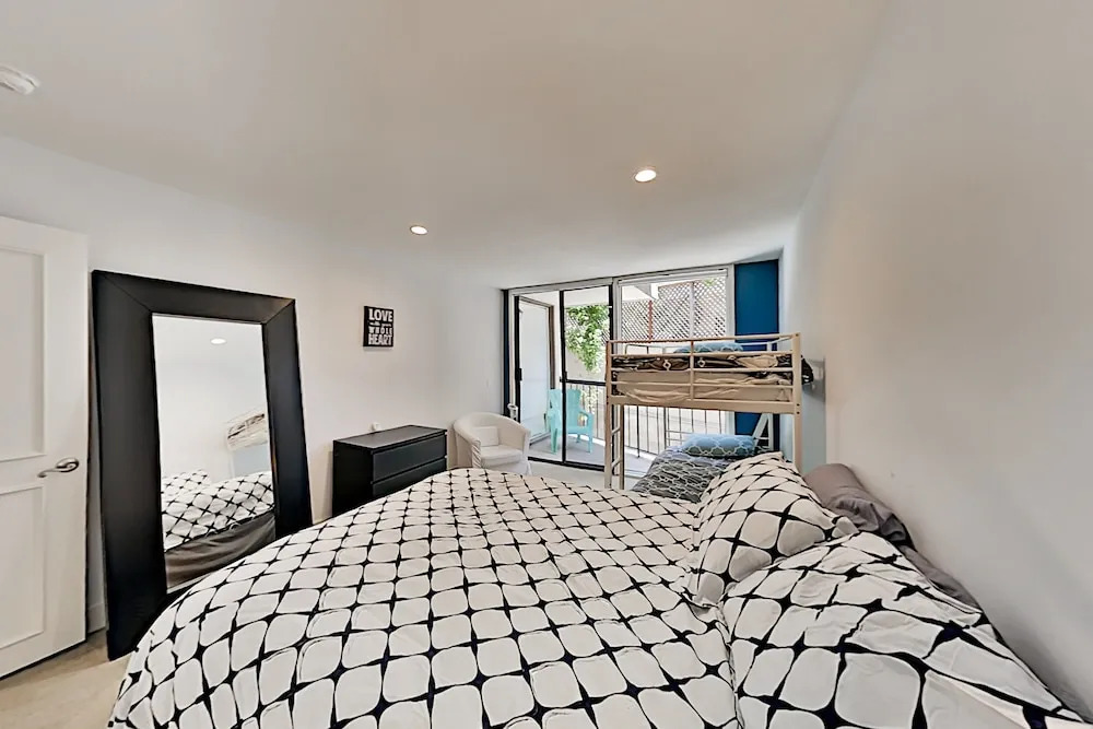Immaculate Beach W/ Pool, Hot Tub & Balconies 2 Bedroom Condo