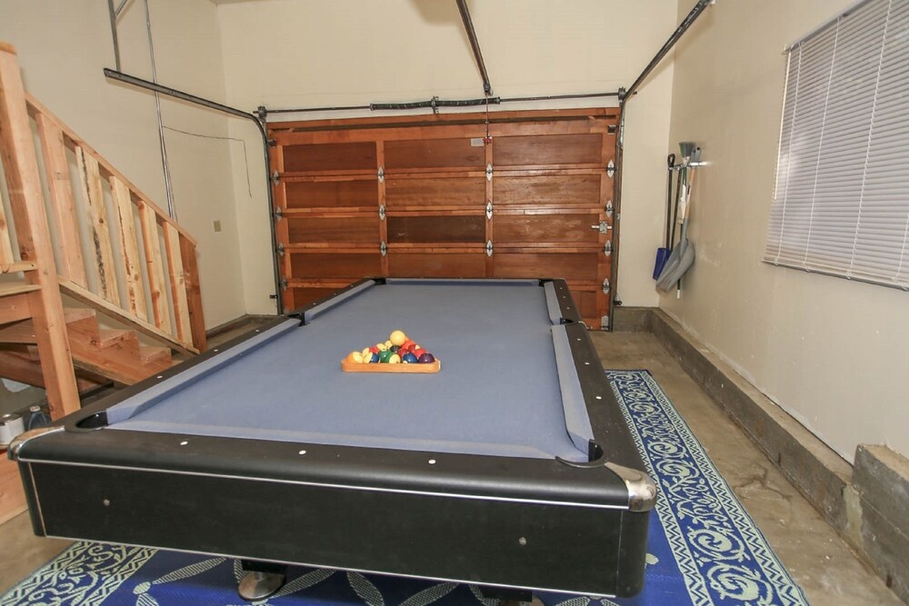 Bear Woods Retreat - High Ceiling's & Wood Finishes. Play Pool With Your Family And Friends! 3 Bedroom Home