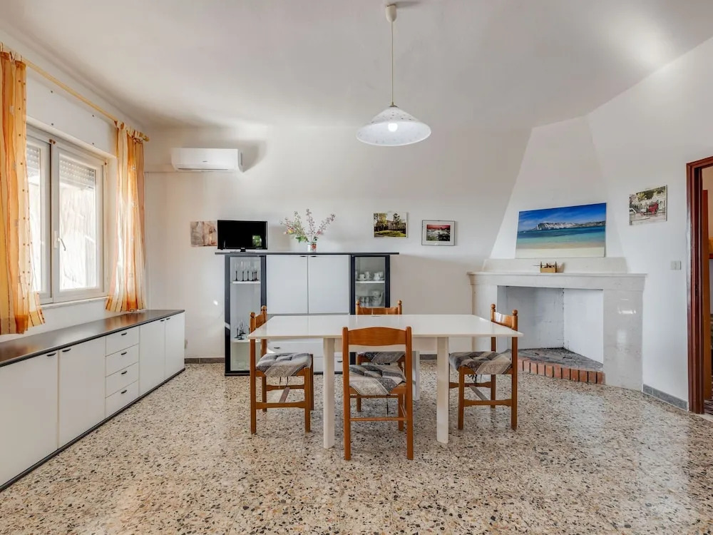 Spacious Holiday Home in Tresnuraghes near Sea